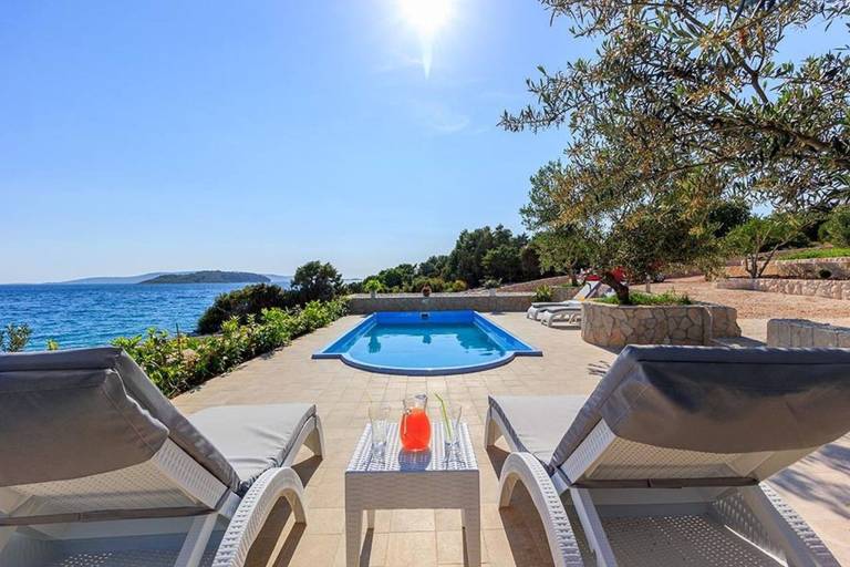 Villa with grill, terrace & private pool in Okrug