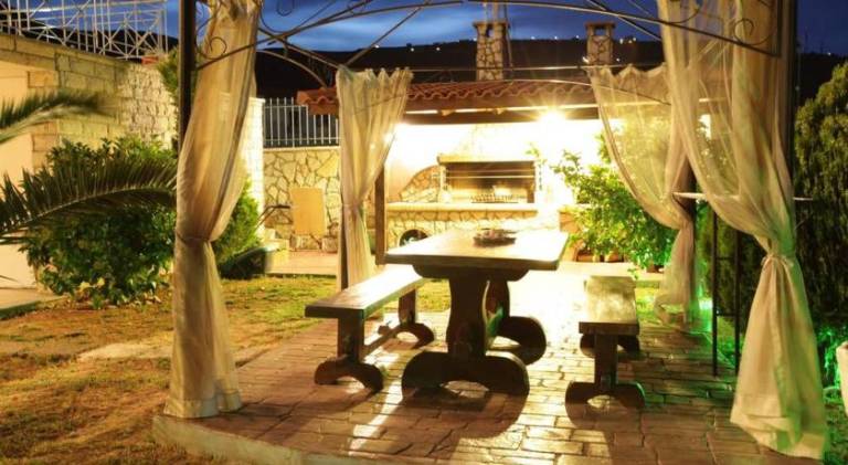 Apartment with grill, patio & yard — photo 3