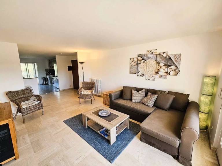 Holiday apartment with yard & patio — photo 4