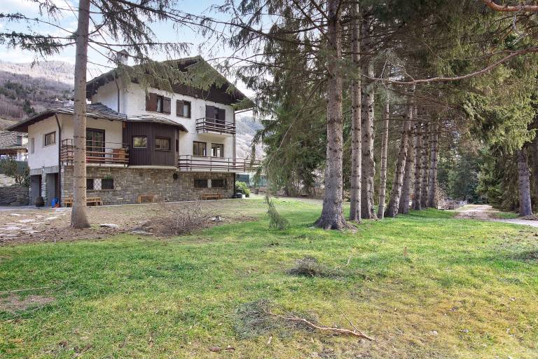 Vacation Home "Maison La Truite" with Mountain View, Private Terrace & 4 Balconies in Aosta