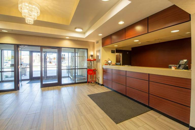 Red Roof Inn & Suites Indianapolis Airport — photo 4