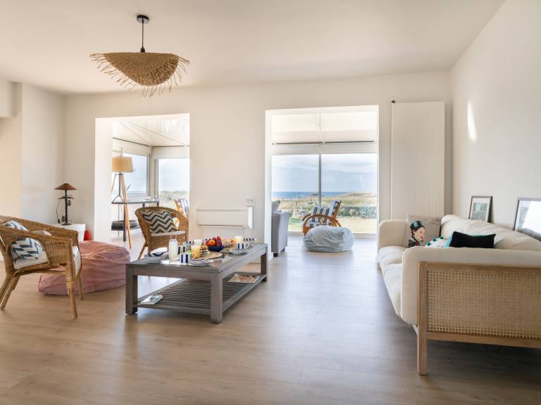 Fully equipped charming vacation home with patio, BBQ & yard | Sea view | Beach nearby | Dogs allowed — photo 4