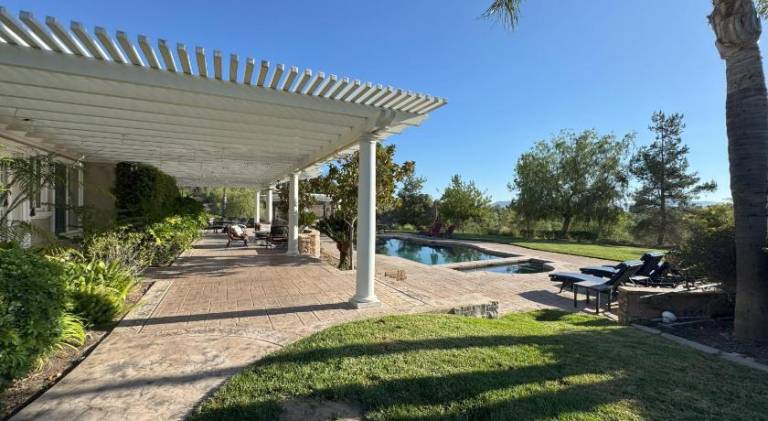 Villa with pool & hot tub — photo 5