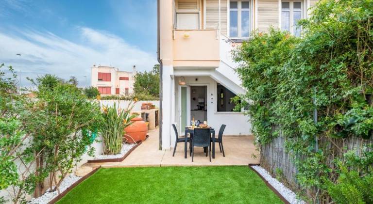1' From the Sea, Villa with Garden in Cagliari in Cagliari