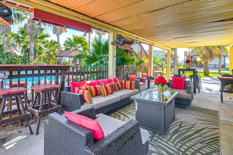 < 1 Mi to Beach! Galveston Gem w/ Outdoor Oasis — photo 2