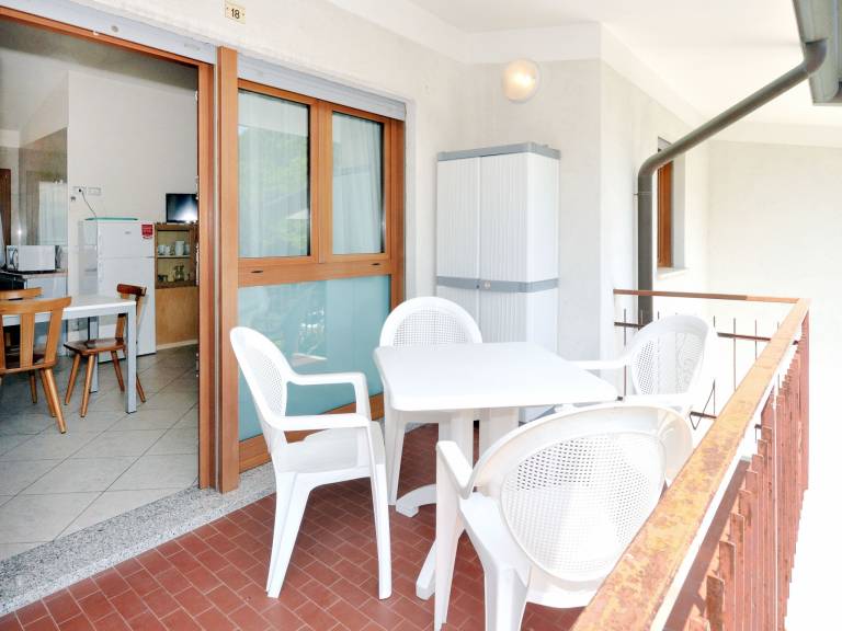Rental apartment with patio & yard — photo 2