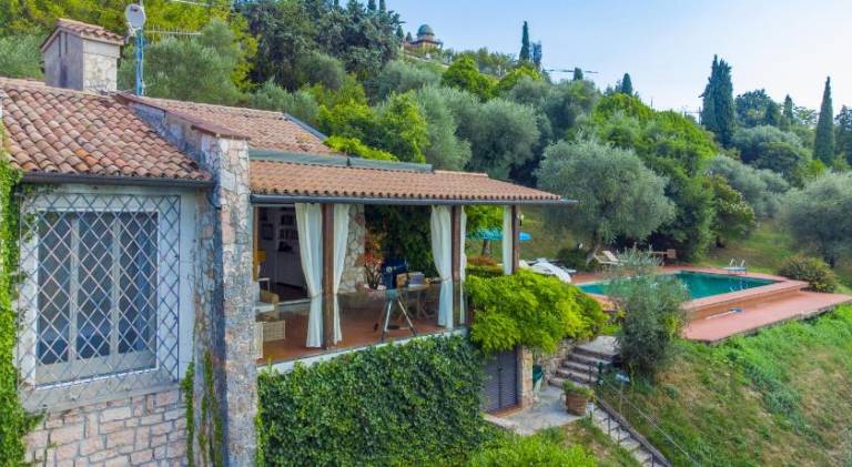 Villa with pool & hot tub in Torri del Benaco