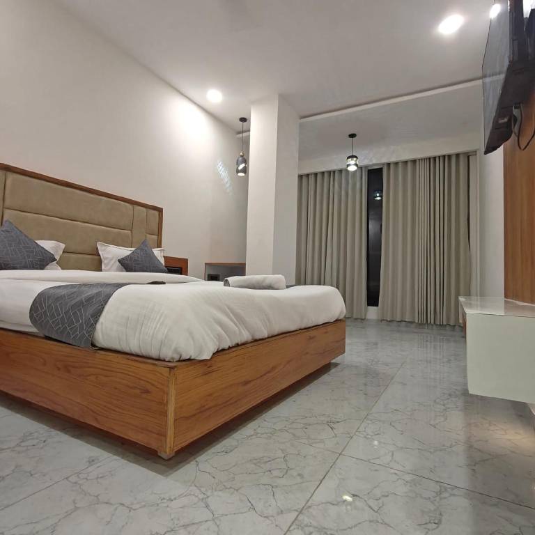 HOTEL MAPLE TREE
