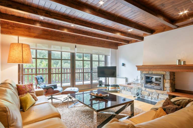 Child-friendly lovely rental apartment with yard & fast internet | Mountain view | Close to the ski | Pet-friendly in Lleida