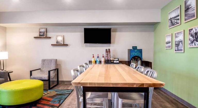 WoodSpring Suites Naples West — photo 2