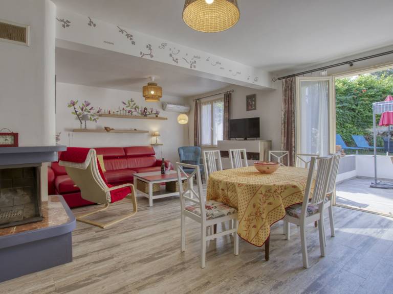 Fully equipped vacation home with barbecue, terrace & yard | Pets are welcome — photo 3