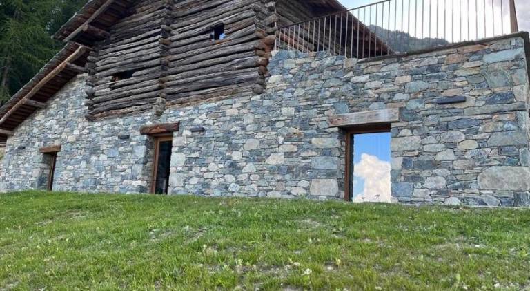 Lodge with sauna, jacuzzi & patio in Antey-Saint-Andre