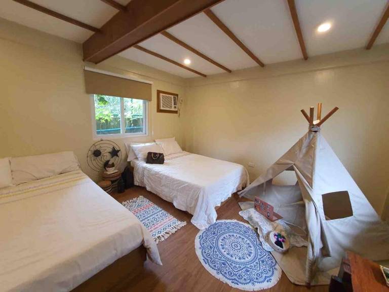 Vacation home with barbeque, yard & pool — photo 2