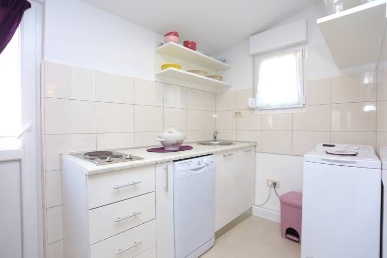 Fully equipped lovely rental apartment with BBQ, yard & terrace | Pets allowed — photo 5