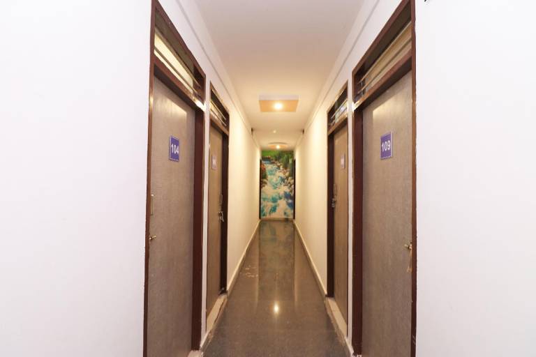 Hotel O 37918 Hotel Signature Inn