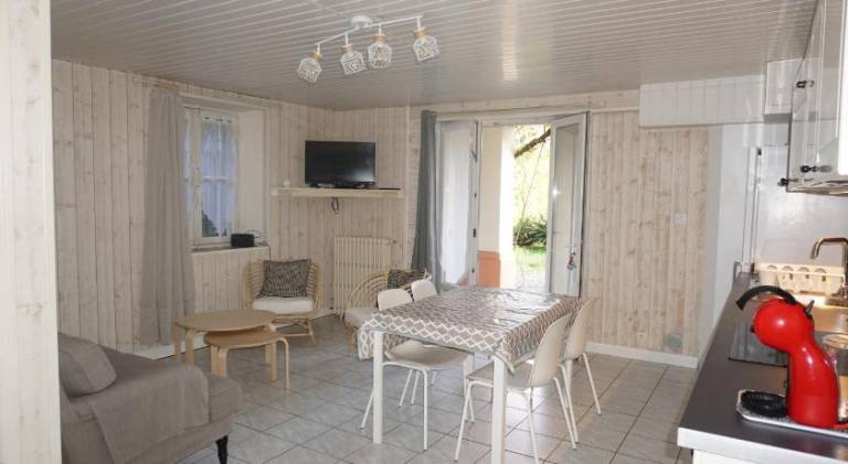 Rental apartment with yard & patio — photo 3