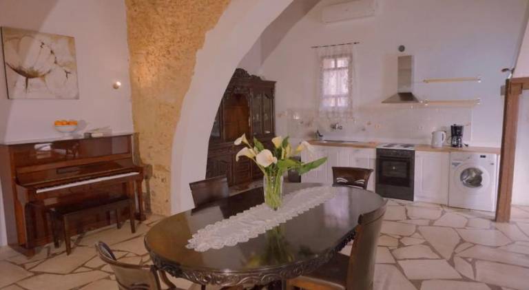 Pleasant villa with private pool, patio & hot tub | Pet-friendly — photo 5