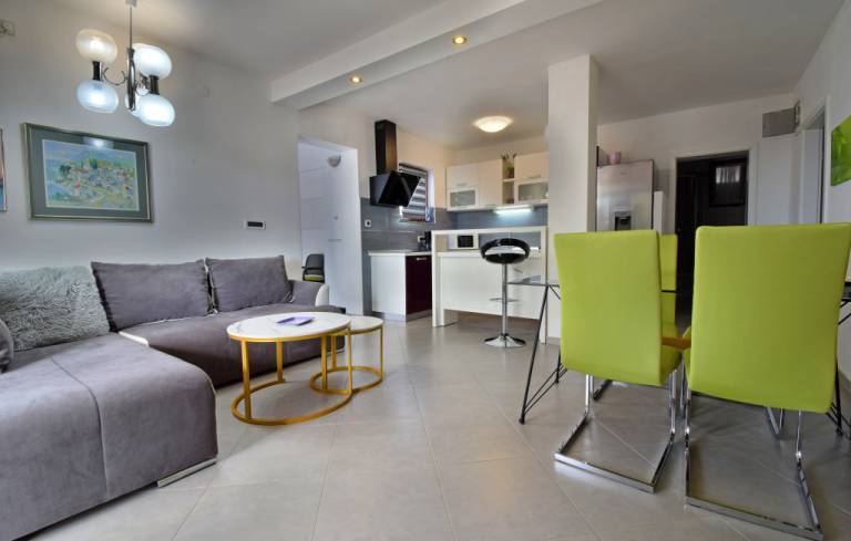 Beautiful rental apartment with terrace, yard & grill | Dogs allowed — photo 4
