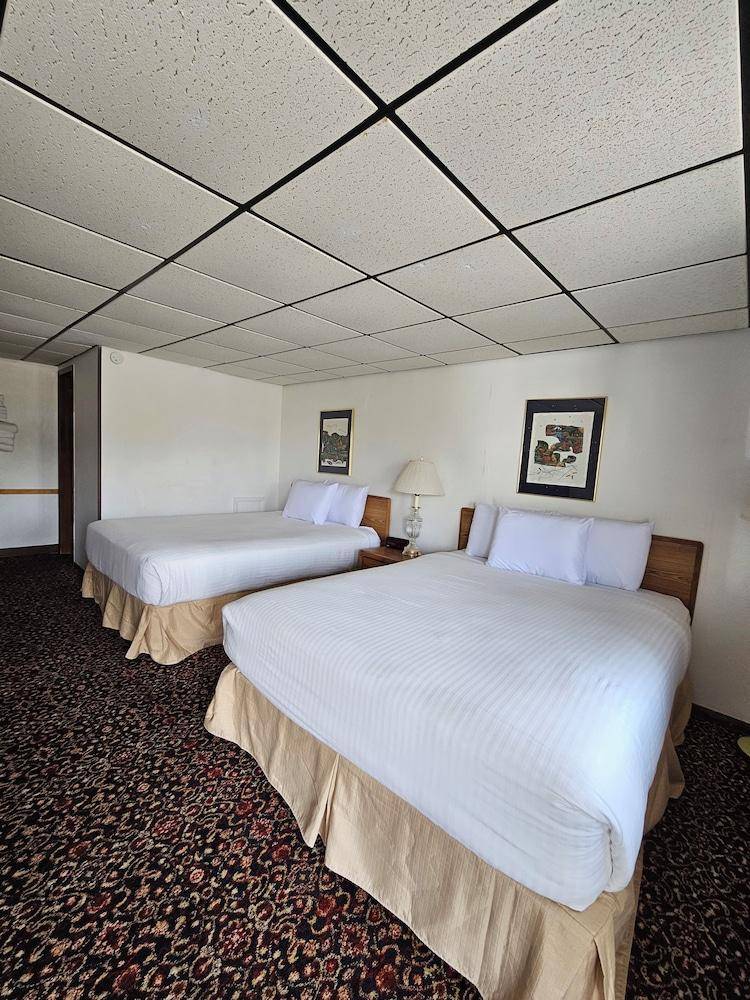 Knights Inn - Mackinaw City, MI — photo 5