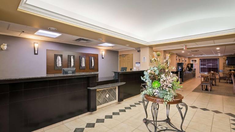 Best Western Rocky Mountain House Inn & Suites — photo 4