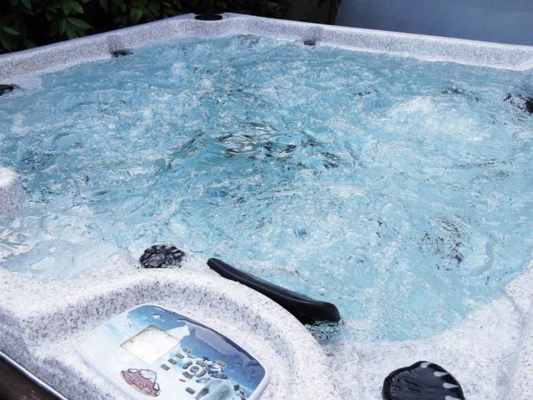 House with patio, hot tub & yard — photo 4