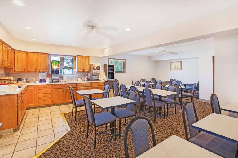 Days Inn by Wyndham Mackinaw City/Bridgeview Area — photo 5