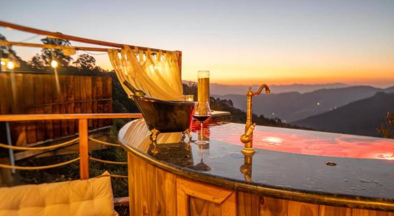 Chalet with hot tub & pool | Dogs allowed — photo 3