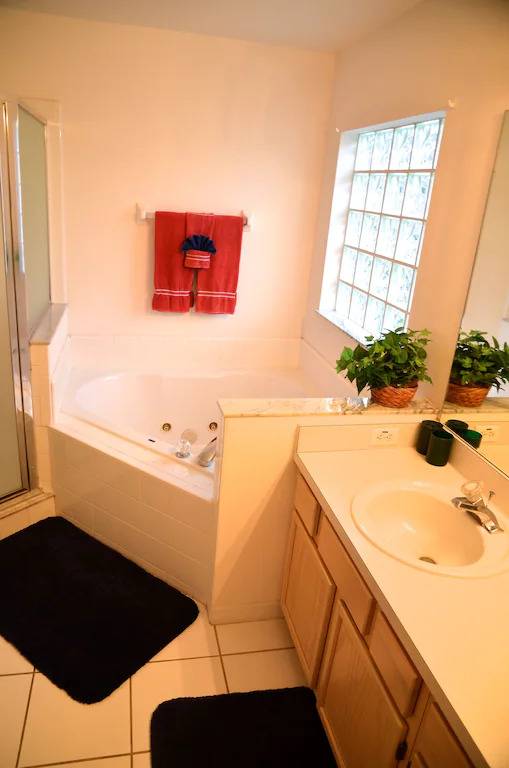Family-oriented charming villa with grill, hot tub & private pool | Lake view | Dogs allowed — photo 4
