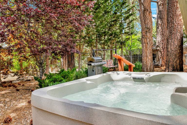 Cabin with jacuzzi | Lake view in San Bernardino, CA