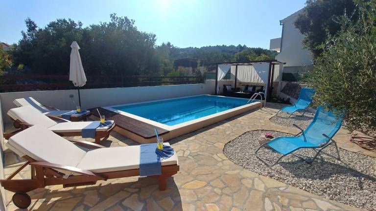 Apartment with private pool, garden & terrace — photo 5