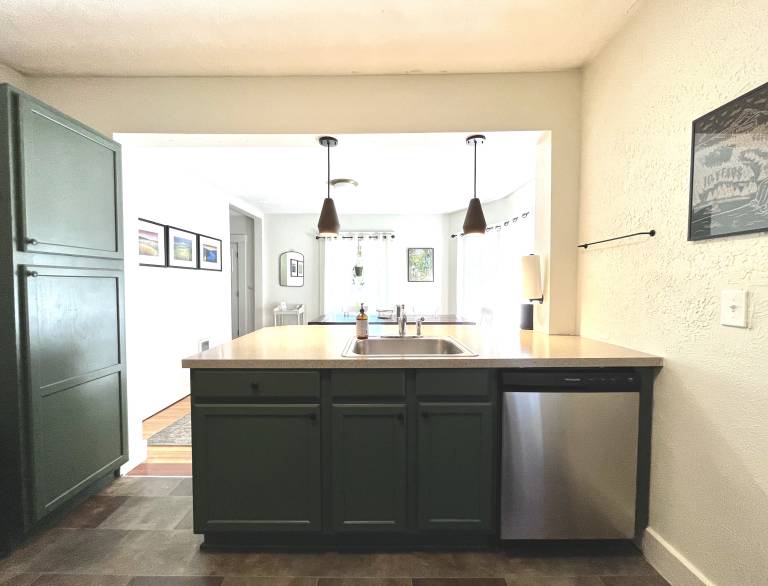 LUCKY! You Score a Straight Flush When You Book This Home! Walk to Downtown Hood River — photo 5