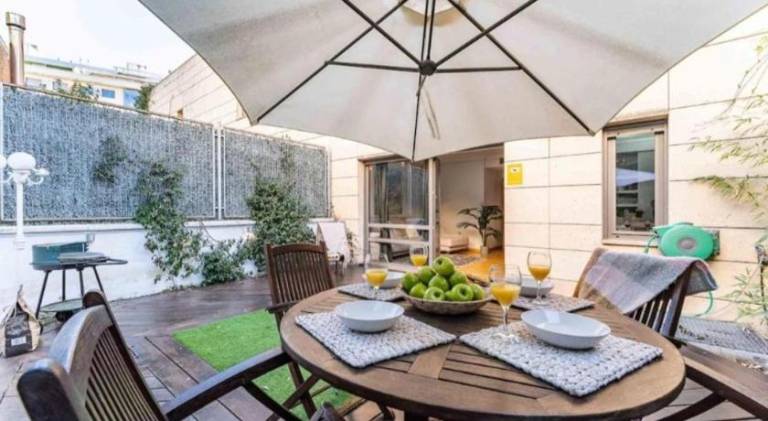 House with terrace, yard & private pool in Madrid