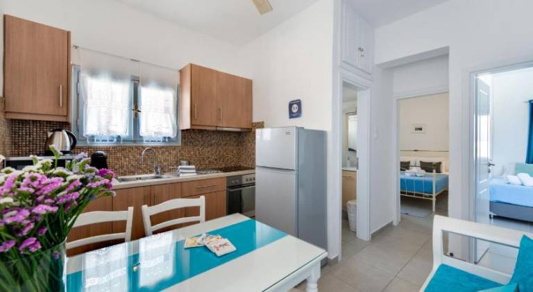 Serviced apartment with yard, pool & terrace — photo 4