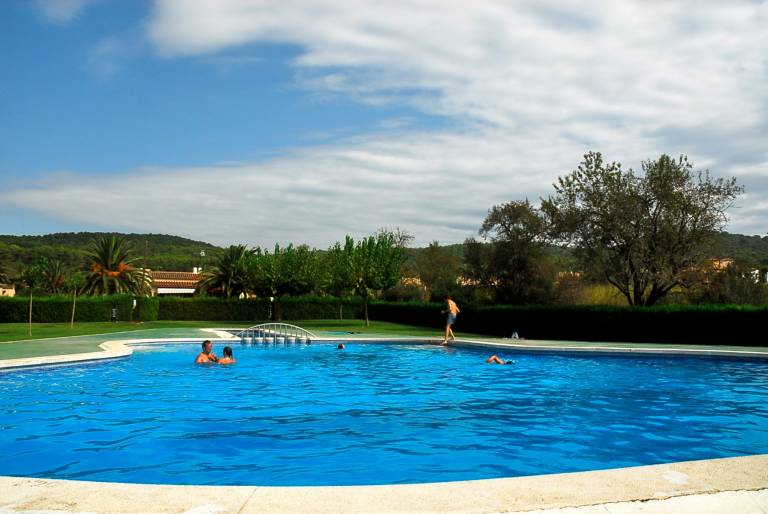 Vacation home with terrace, yard & pool — photo 3