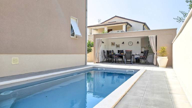 Vacation home with terrace, private pool & barbeque — photo 2