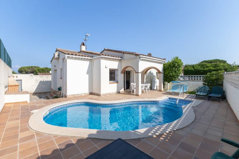 Vacation home with pool, patio & fast internet | Mountain view in L'Escala