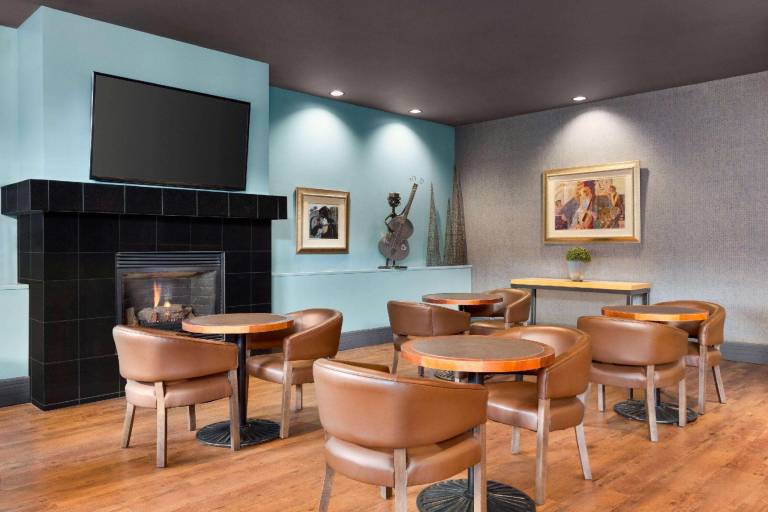 Royal Hotel Edmonton Airport, Trademark Collection by Wyndham — photo 4
