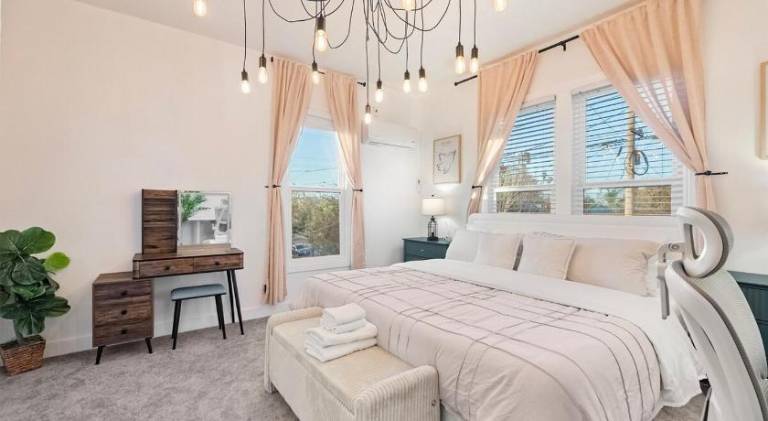 475 Unit 3 Stunning Private 1B unit Kingsize bed &sofa bed AC — photo 2
