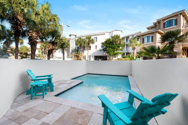 Vacation home with BBQ & private pool | Water view — photo 5