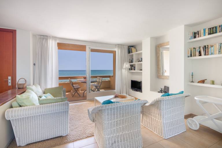 Fantastic Beachfront Apartment with Sea Views in Begur