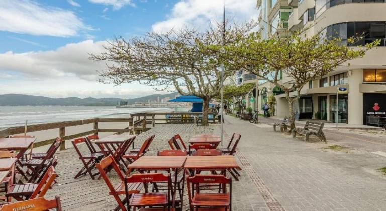 Aptos em Predio a Beira-mar em Meia Praia, Itapema - EVBs in Castelo Branco