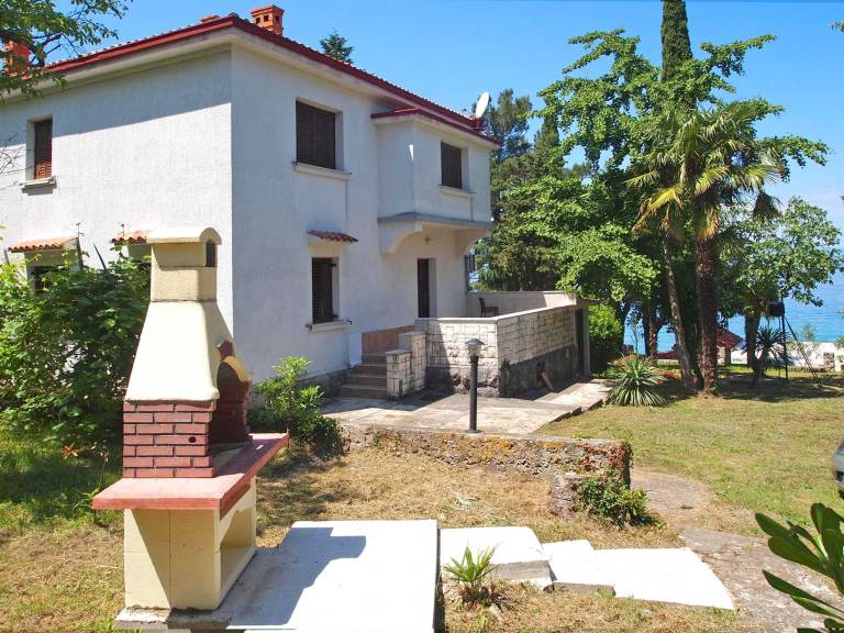 Apartment Azzurra seafront Njivice in Omisalj