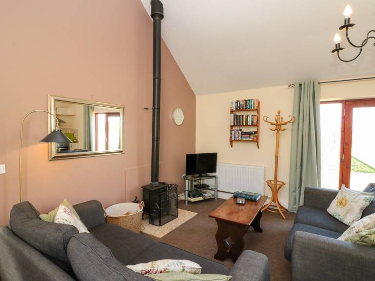 Cottage with garden — photo 4