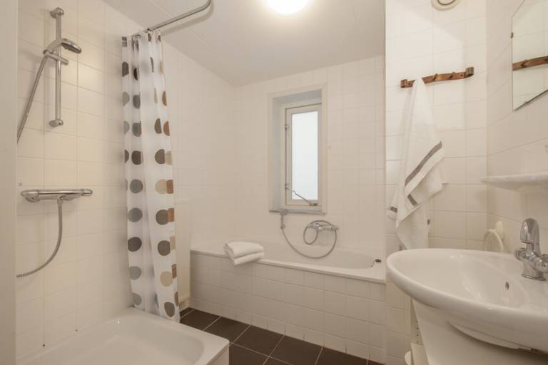 Family-oriented bungalow with yard & patio | Next to the beach | Pets are welcome — photo 3
