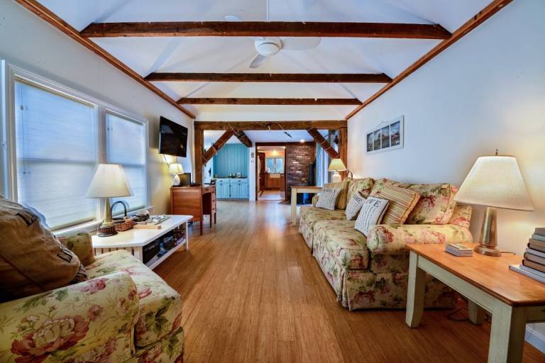 House on Koi Pond: Minutes to the CC Rail Trail, beach days, and historic charm - dogs welcome! — photo 2