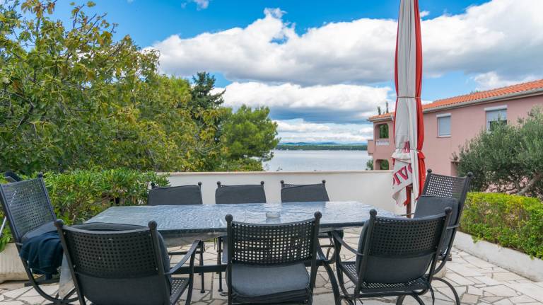 House with garden, barbeque & terrace | Beach view in Biograd na Moru