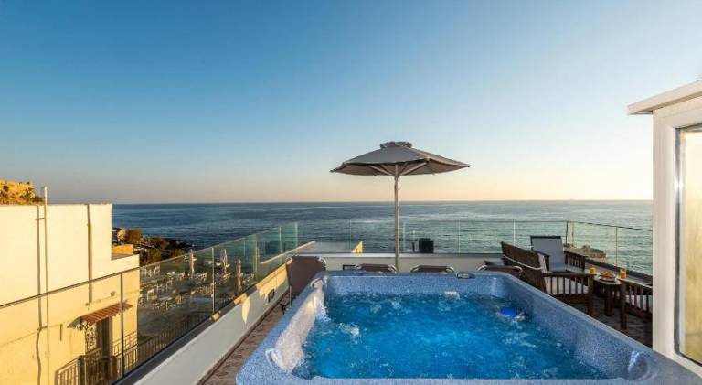 House with hot tub, pool & patio — photo 3