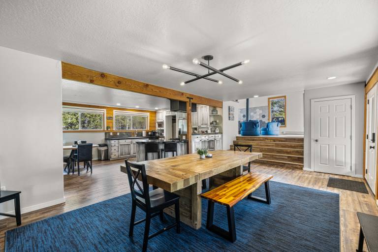 Black Fork Lodge - Beautiful log home on 2.5 acres with trailer parking and panoramic views — photo 4