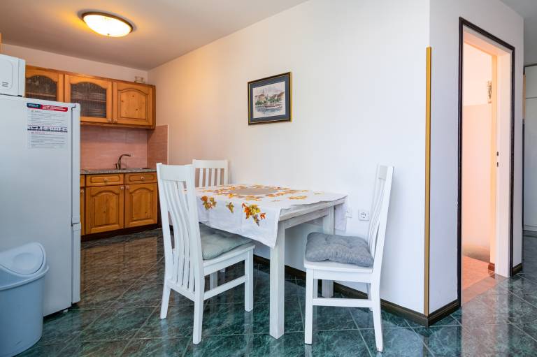 Rental apartment with BBQ, pool & patio — photo 5