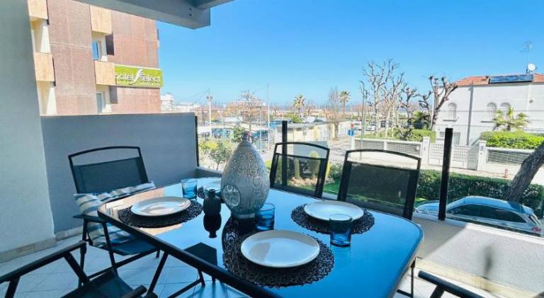 Apartment with patio — photo 2